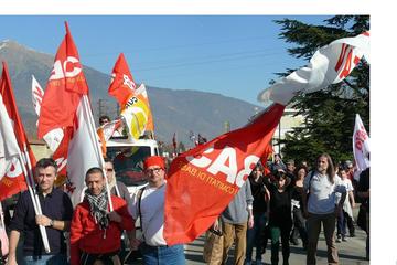 camioncino e bandiere congiunte Cobas-Notav