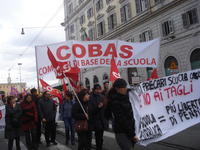  I precari della scuola occupano l' INPS di Salerno